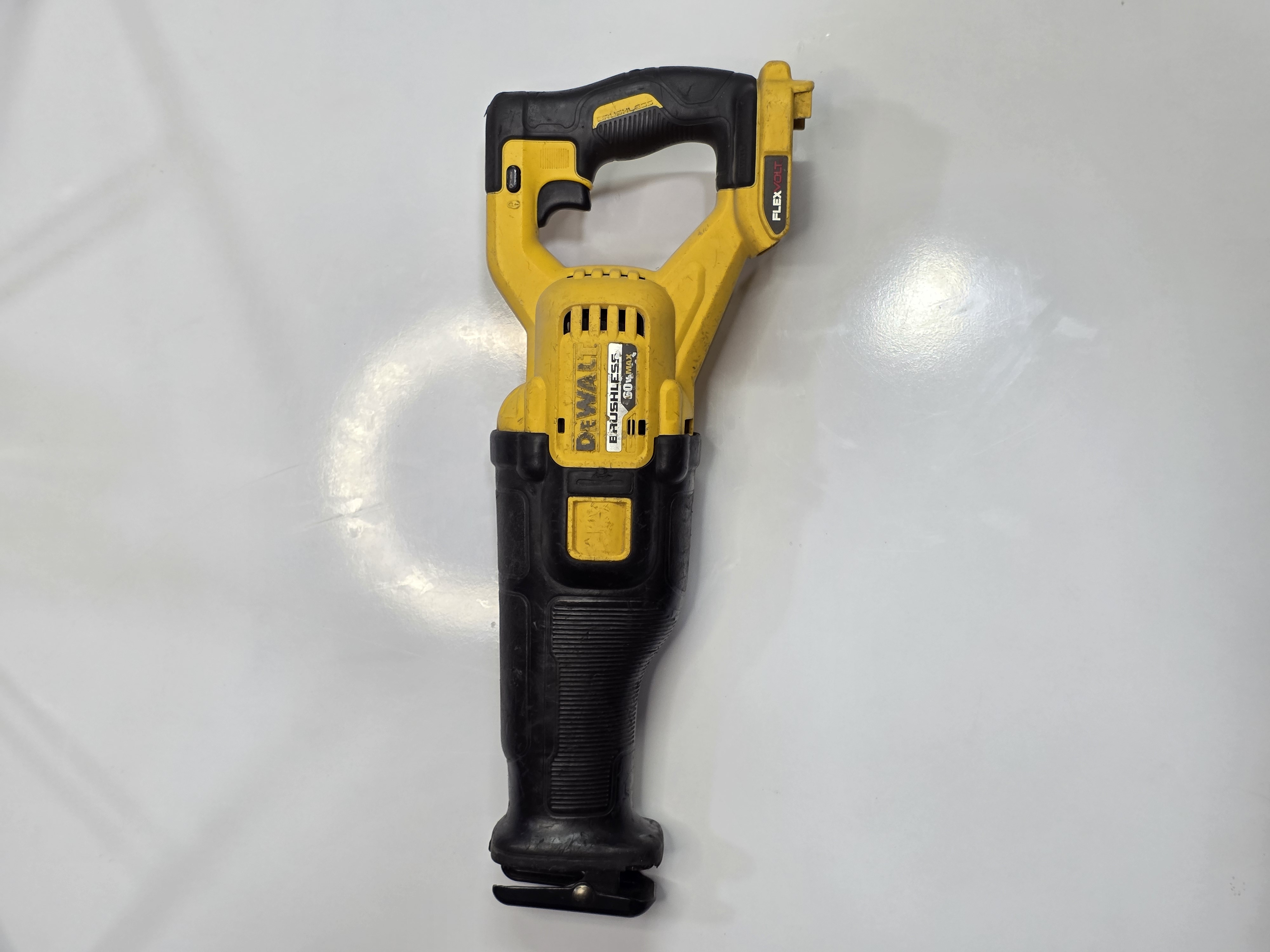 اره افقی بر استوک دی والت DCS388