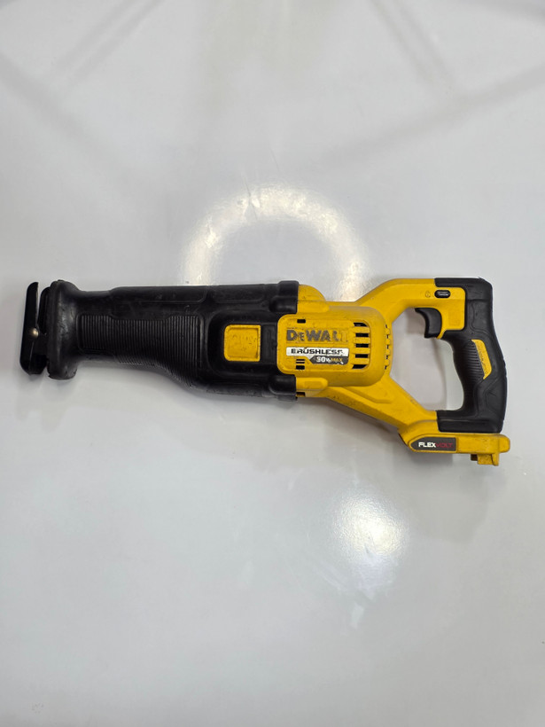 اره افقی بر استوک دی والت DCS388
