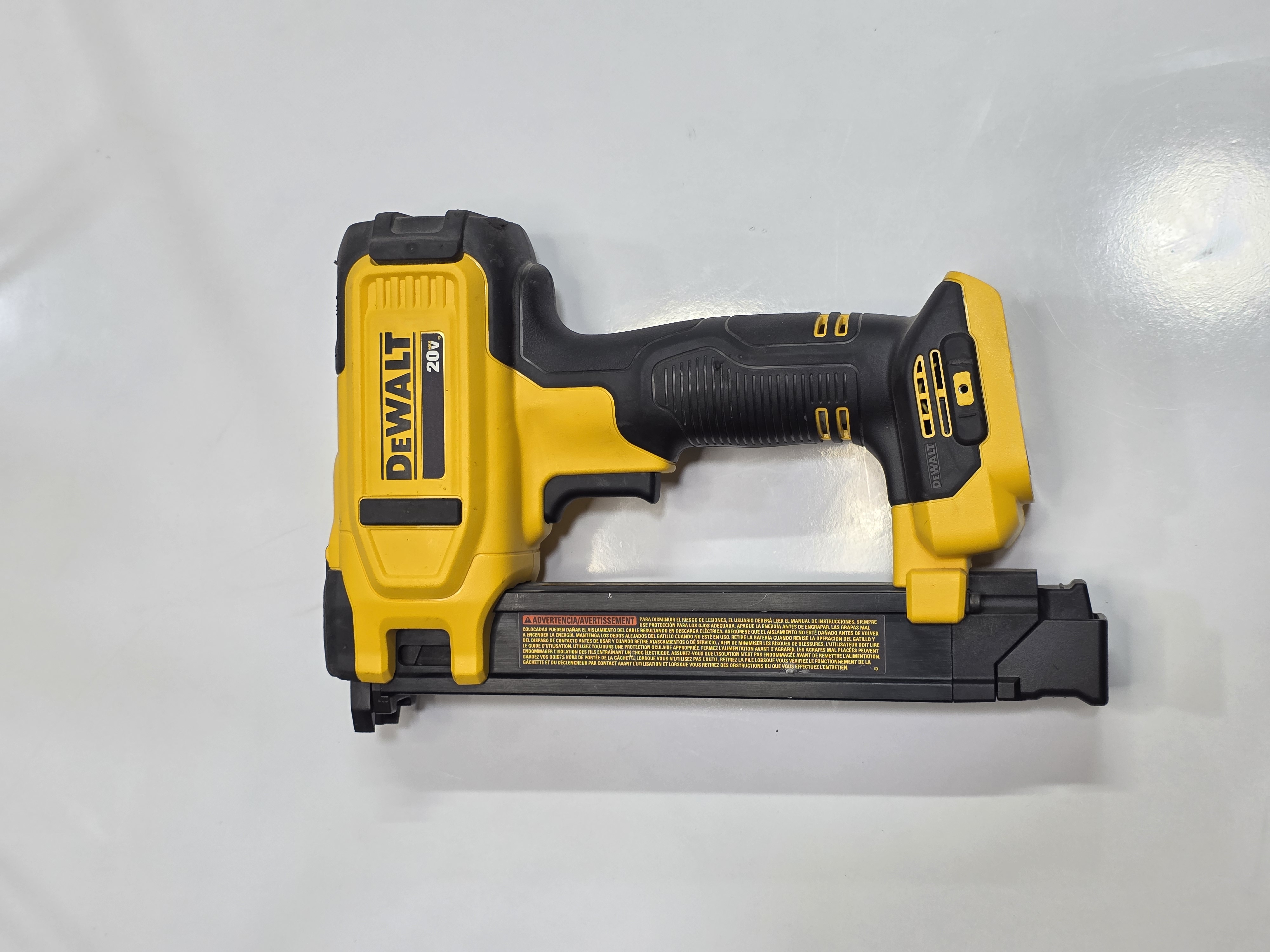 🟡 منگنه‌کوب کابل شارژی استوک دیوالت مدل DEWALT DCN701
