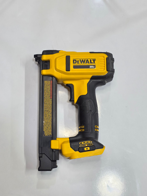 🟡 منگنهکوب کابل شارژی استوک دیوالت مدل DEWALT DCN701